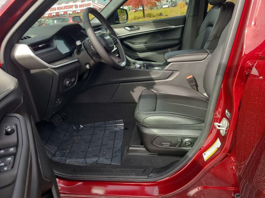 new 2025 Jeep Grand Cherokee car, priced at $48,999