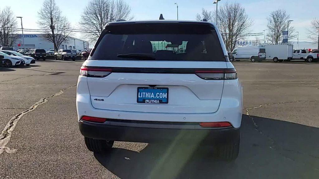 new 2026 Jeep Grand Cherokee car, priced at $48,925