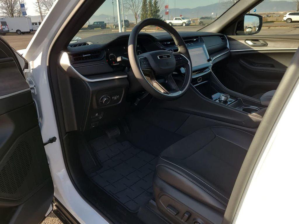 new 2026 Jeep Grand Cherokee car, priced at $48,925