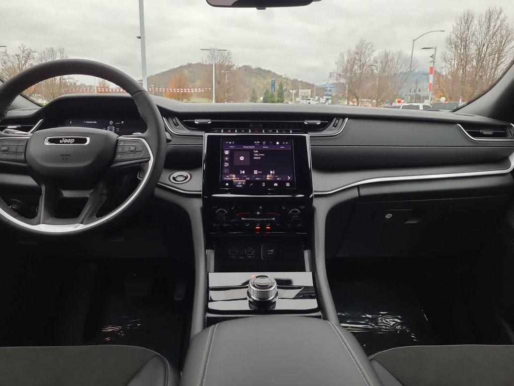 new 2025 Jeep Grand Cherokee car, priced at $39,999