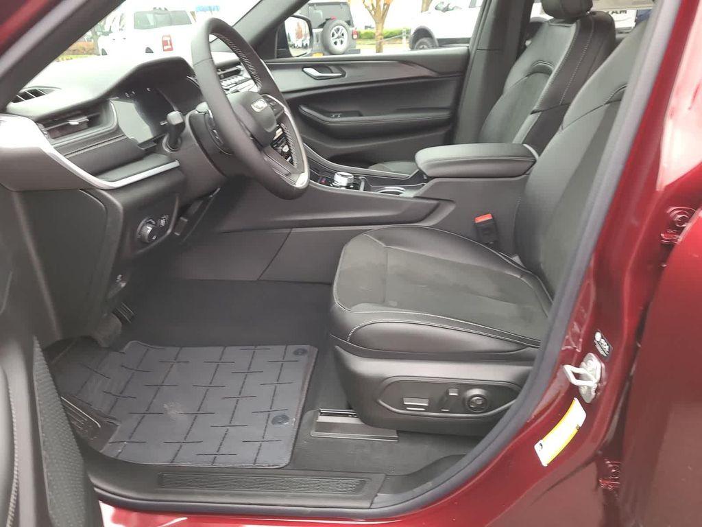 new 2025 Jeep Grand Cherokee car, priced at $39,999