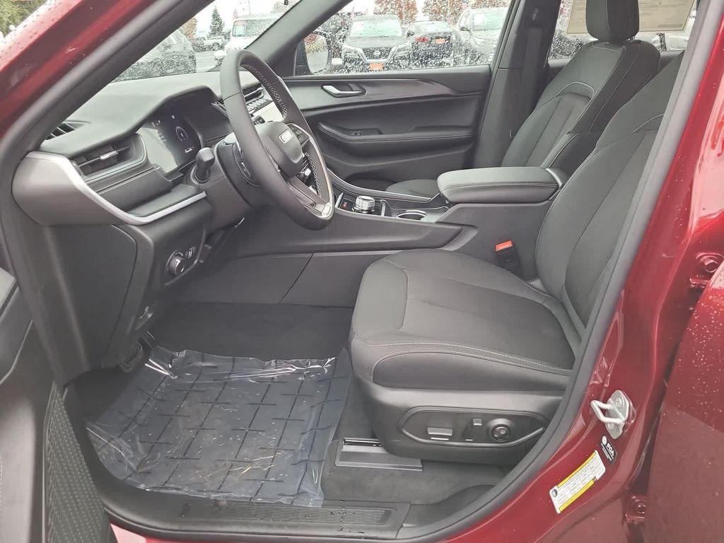 new 2025 Jeep Grand Cherokee car, priced at $32,999