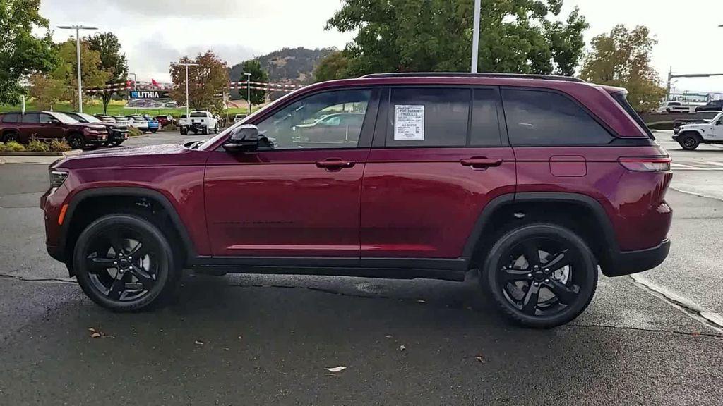 new 2025 Jeep Grand Cherokee car, priced at $37,999