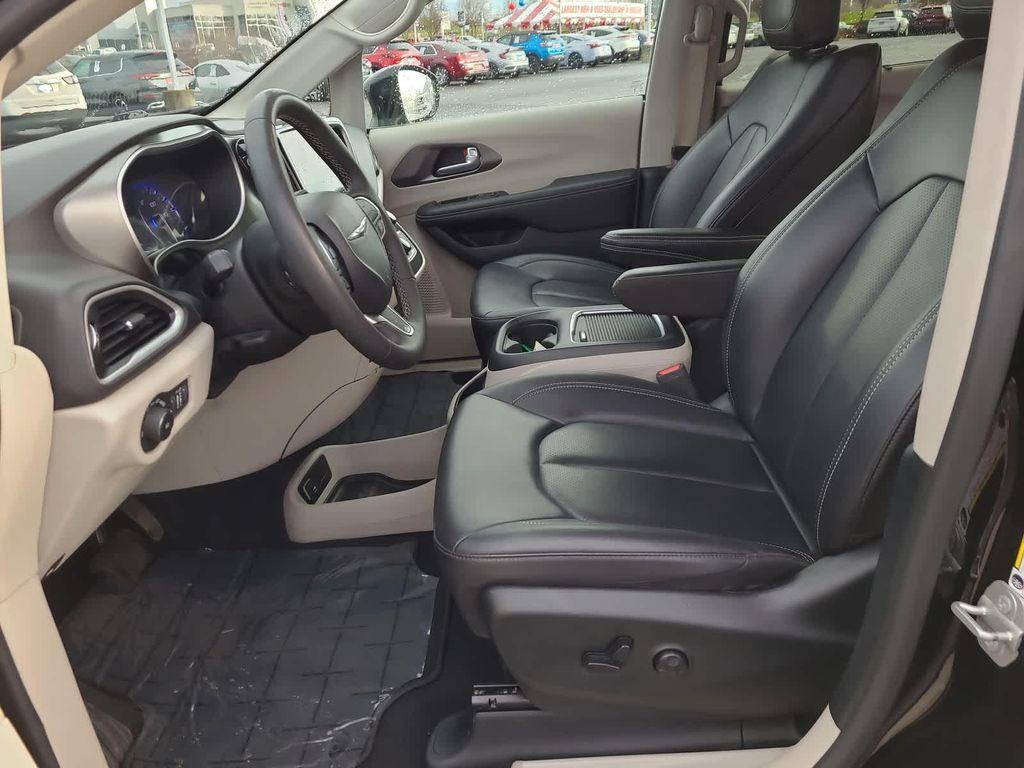 used 2024 Chrysler Pacifica car, priced at $26,998