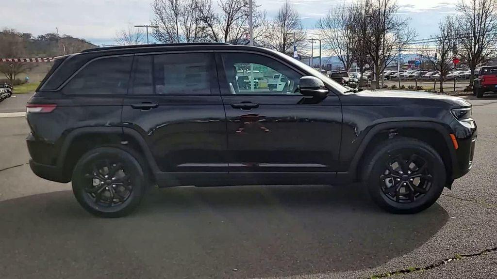 new 2026 Jeep Grand Cherokee car, priced at $49,520