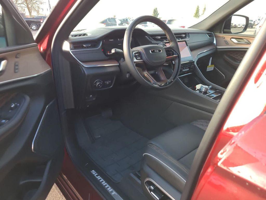 new 2025 Jeep Grand Cherokee car, priced at $52,999