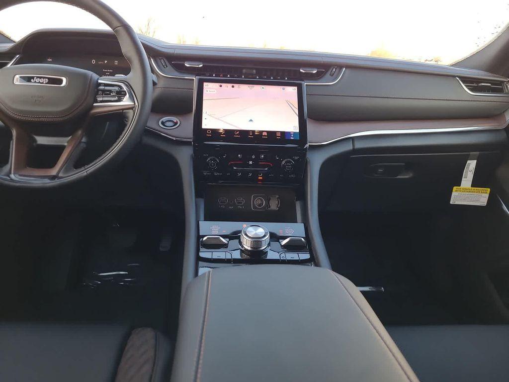 new 2025 Jeep Grand Cherokee car, priced at $52,999