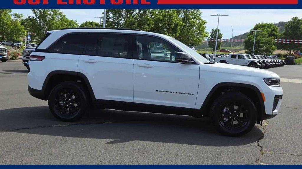 new 2026 Jeep Grand Cherokee car, priced at $40,249