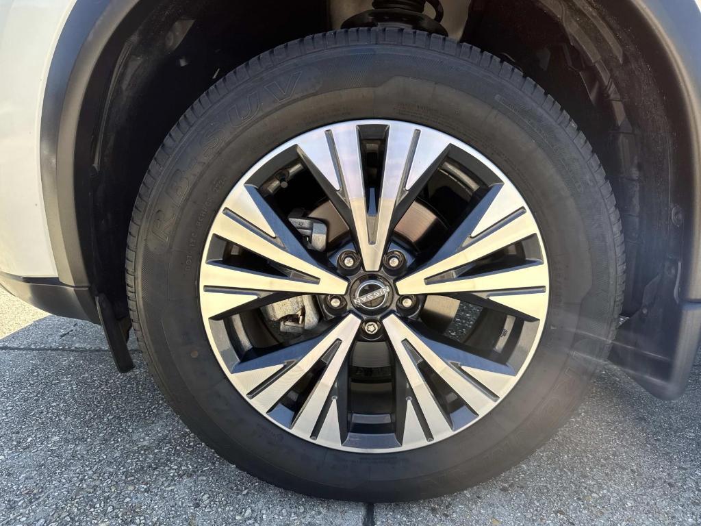 2022 White Nissan Rogue