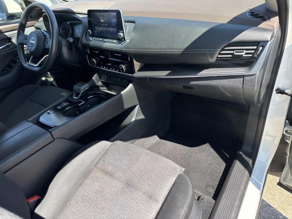 2022 White Nissan Rogue