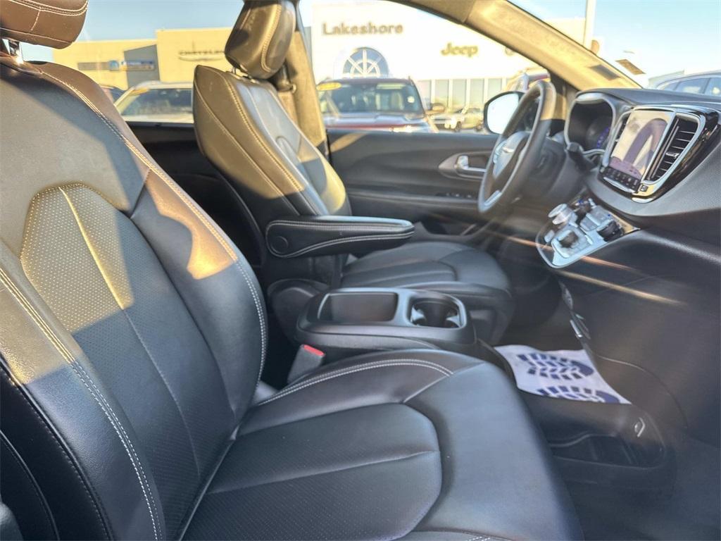 used 2025 Chrysler Pacifica car, priced at $33,235