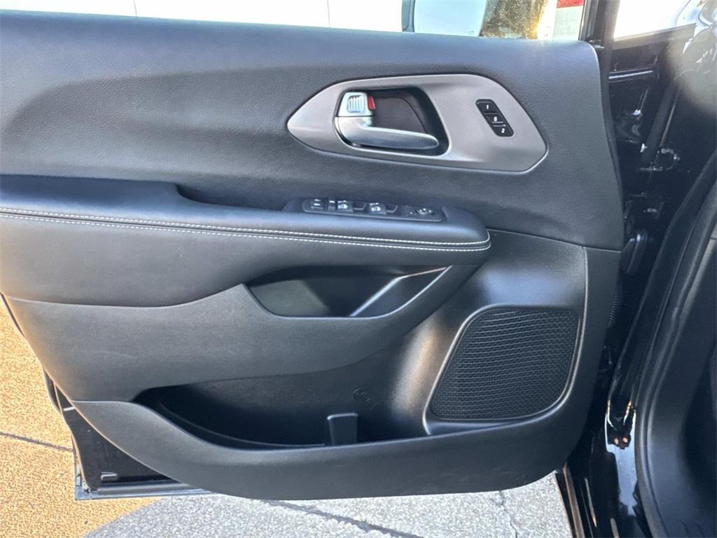 used 2025 Chrysler Pacifica car, priced at $33,235