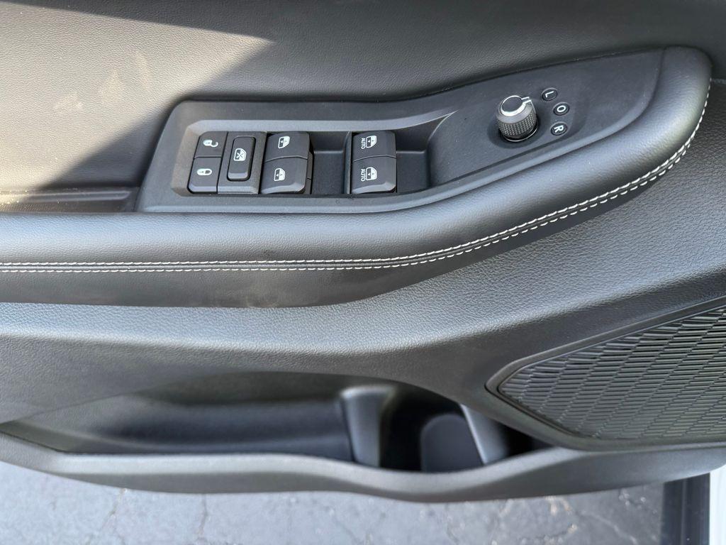 new 2025 Jeep Grand Cherokee car, priced at $37,000