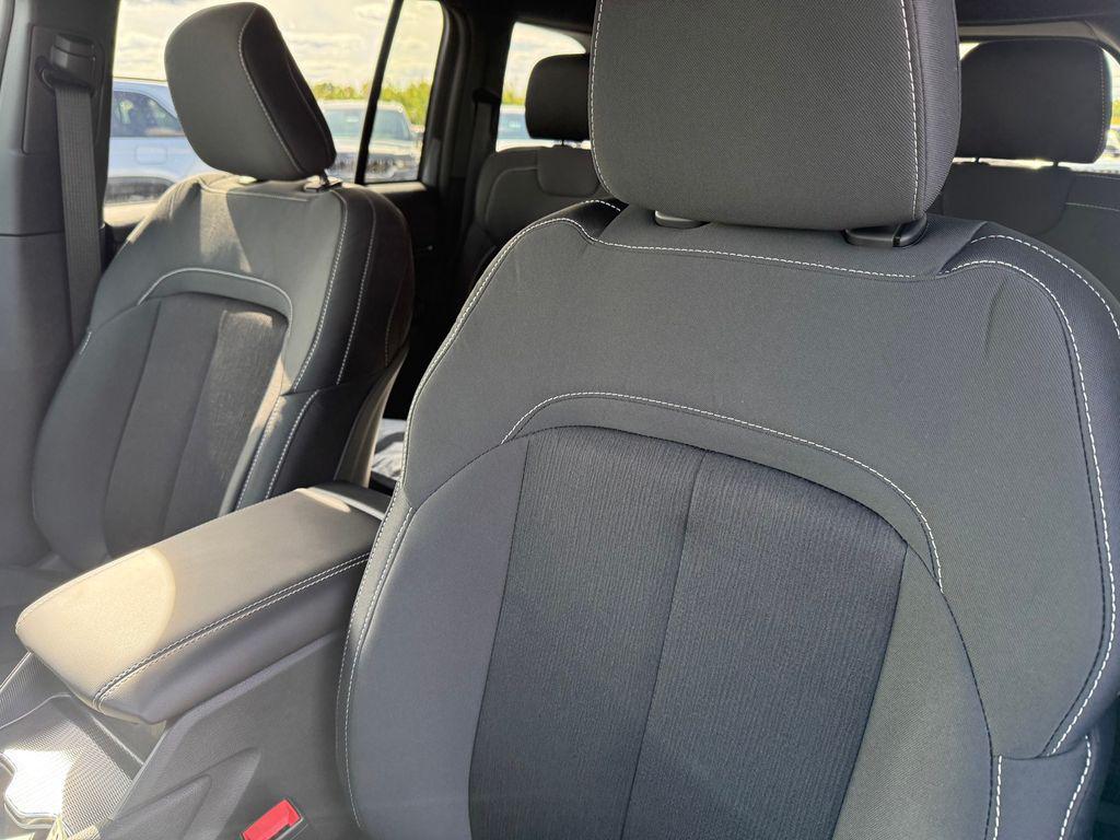 new 2025 Jeep Grand Cherokee car, priced at $37,000