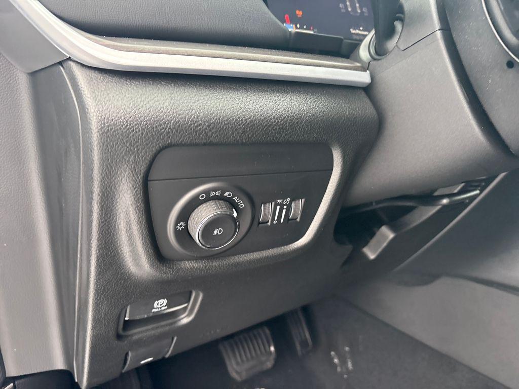 new 2025 Jeep Grand Cherokee car, priced at $42,904