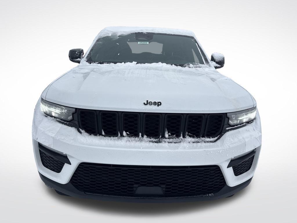 new 2025 Jeep Grand Cherokee car, priced at $42,904