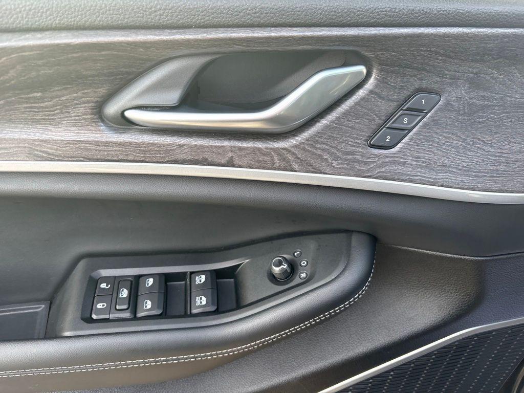 used 2025 Jeep Grand Cherokee car, priced at $39,500