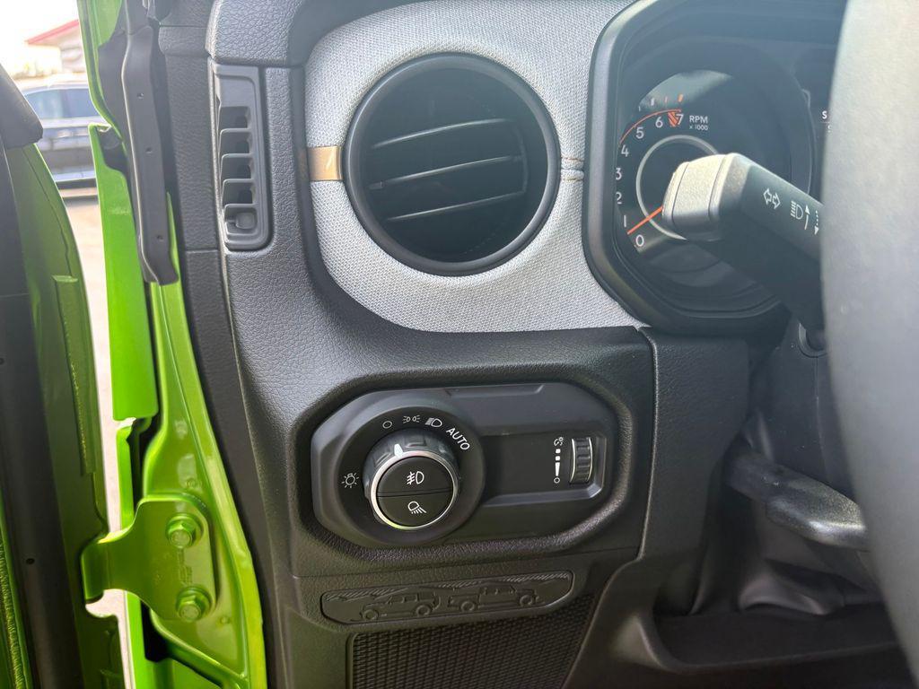 new 2025 Jeep Gladiator car, priced at $41,977