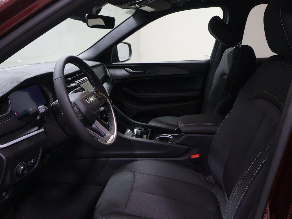 new 2025 Jeep Grand Cherokee car, priced at $40,037