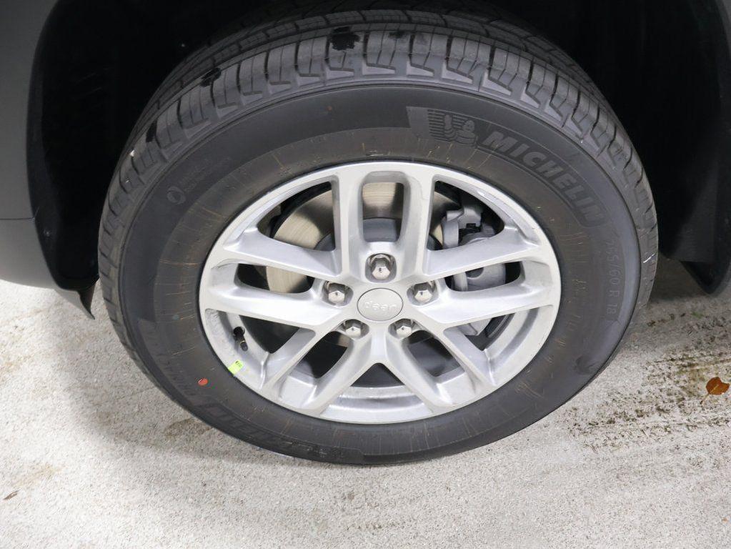 new 2025 Jeep Grand Cherokee car, priced at $38,954