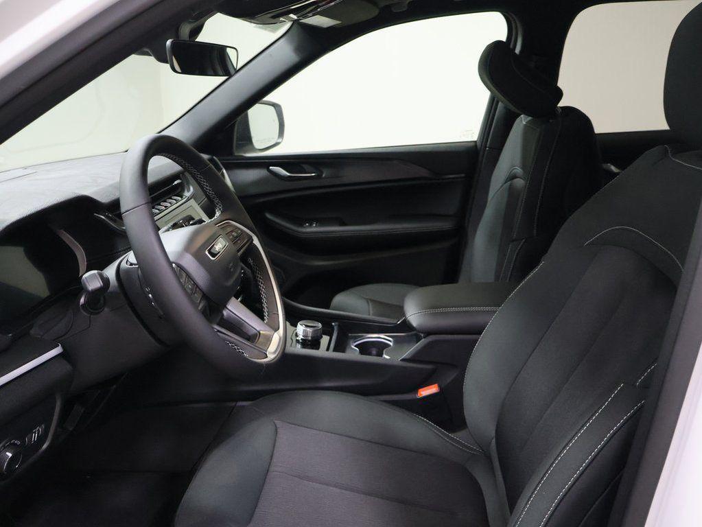 new 2025 Jeep Grand Cherokee car, priced at $38,954