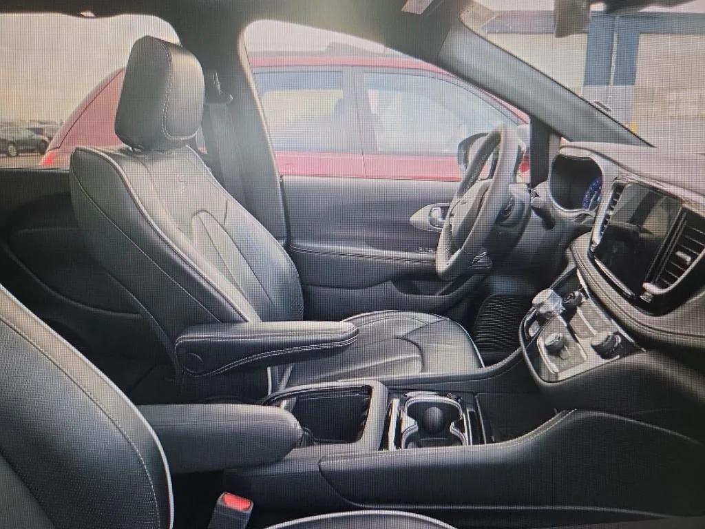 used 2025 Chrysler Pacifica car, priced at $36,000