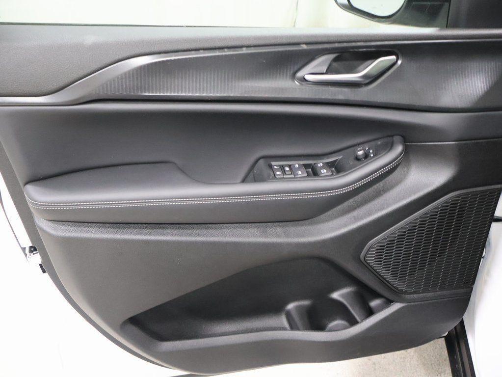 new 2025 Jeep Grand Cherokee car, priced at $37,577