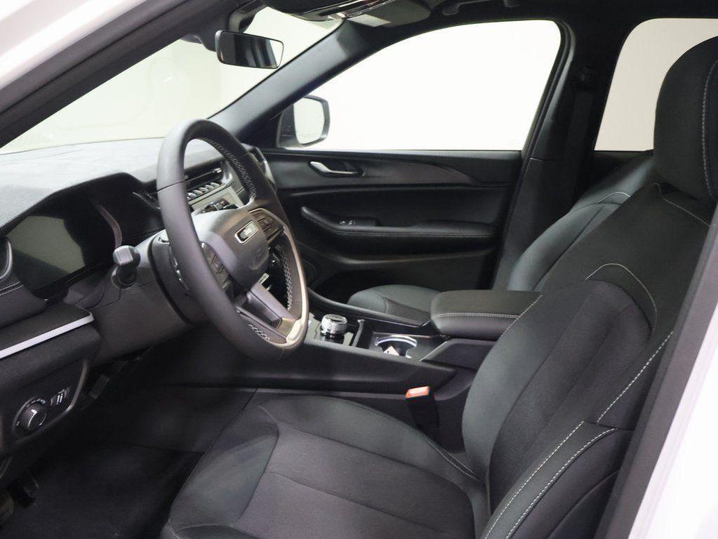 new 2025 Jeep Grand Cherokee car, priced at $37,577