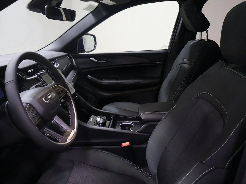 new 2025 Jeep Grand Cherokee car, priced at $41,037