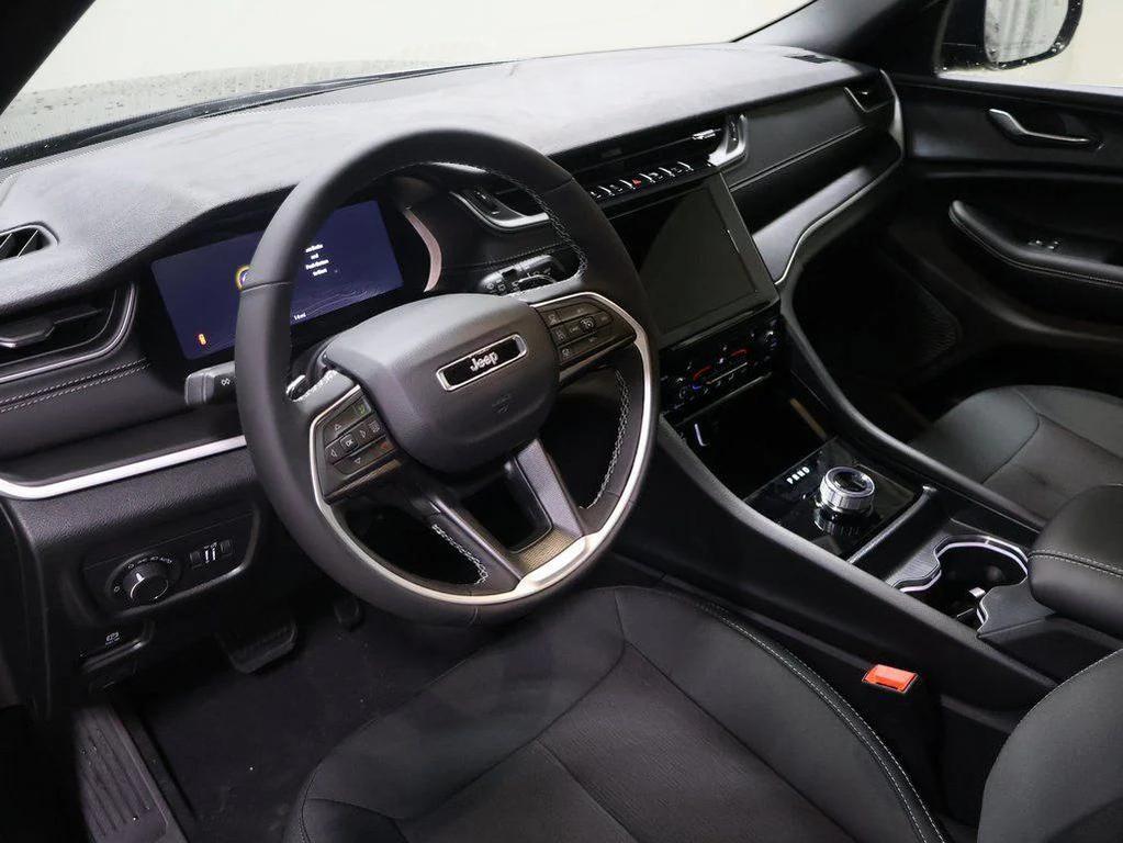 new 2025 Jeep Grand Cherokee car, priced at $41,037