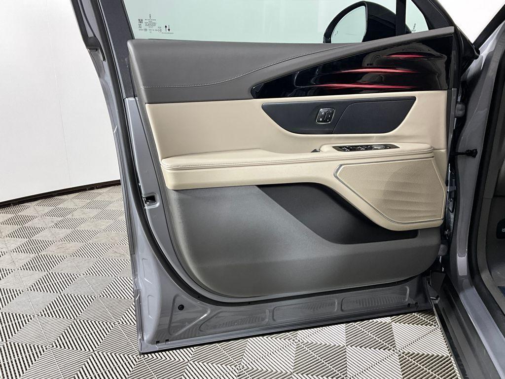 used 2025 Lincoln Nautilus car, priced at $49,461