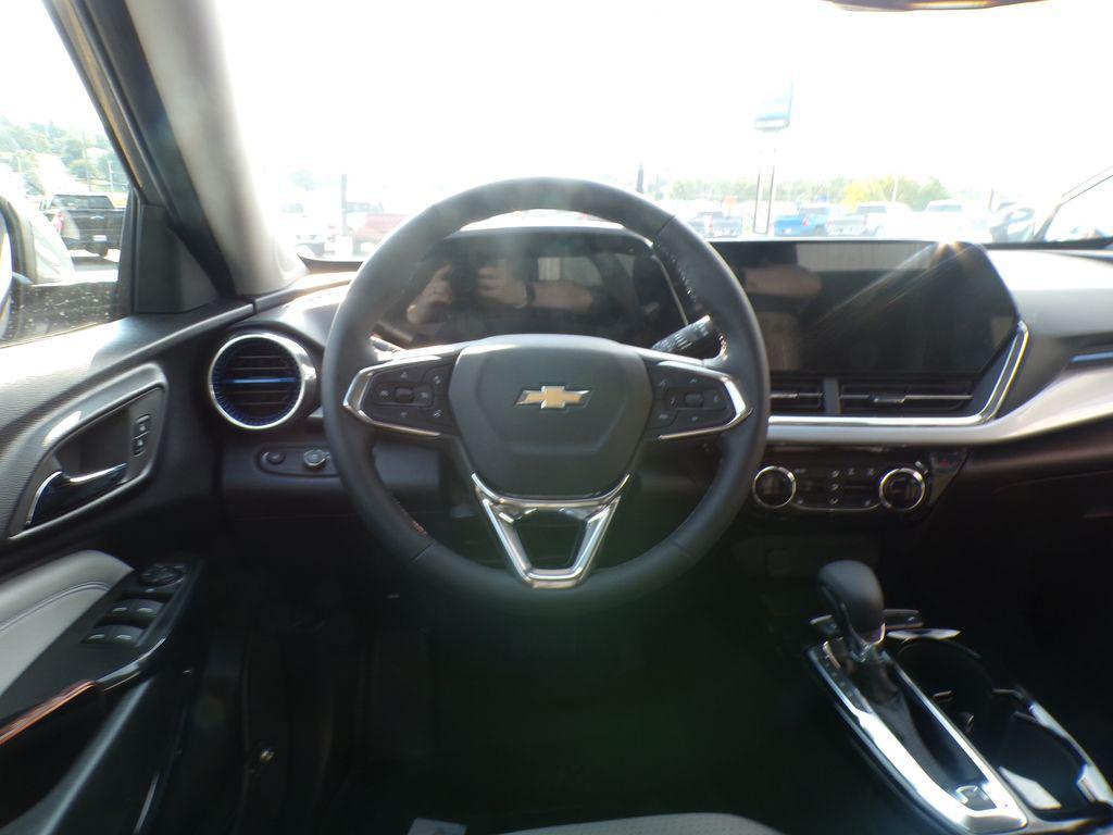 new 2025 Chevrolet Trax car, priced at $23,670