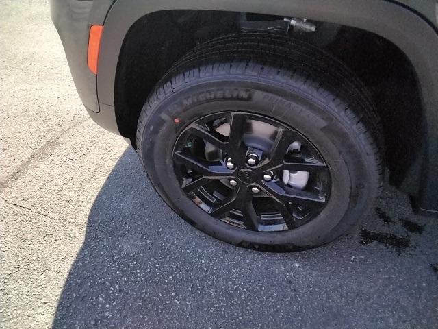 new 2025 Jeep Grand Cherokee car, priced at $46,000