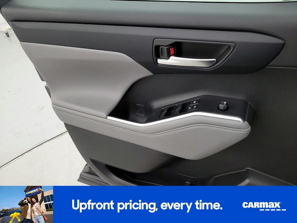 used 2022 Toyota Highlander Hybrid car, priced at $39,998