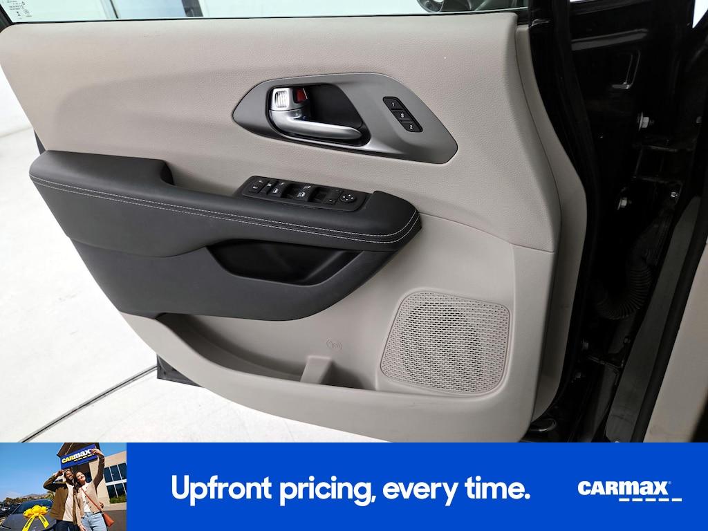 used 2024 Chrysler Pacifica car, priced at $23,998