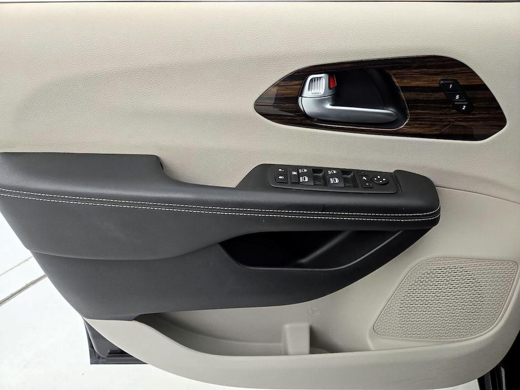 used 2024 Chrysler Pacifica car, priced at $30,998