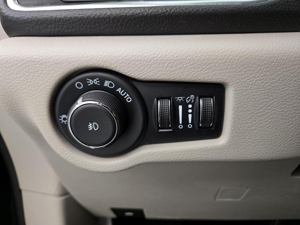 used 2024 Chrysler Pacifica car, priced at $30,998