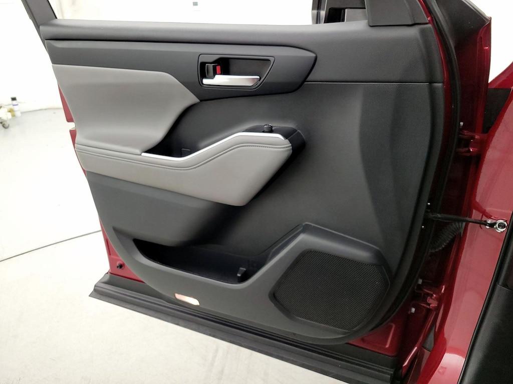 used 2023 Toyota Highlander car, priced at $33,998