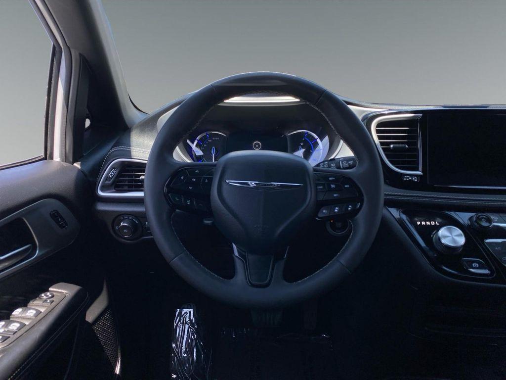 used 2022 Chrysler Pacifica Hybrid car, priced at $32,825