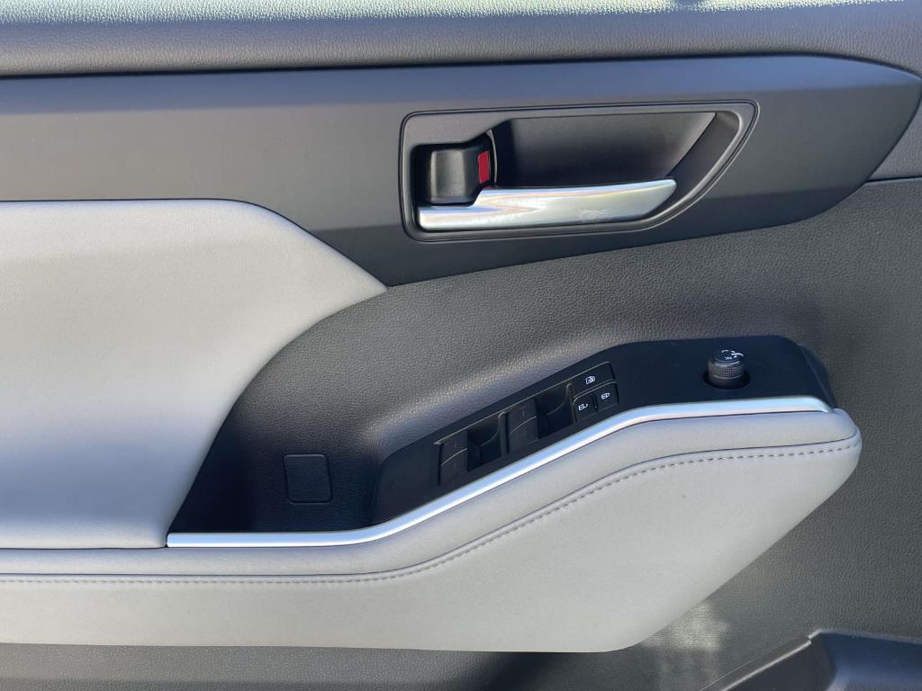 used 2023 Toyota Highlander car, priced at $34,928