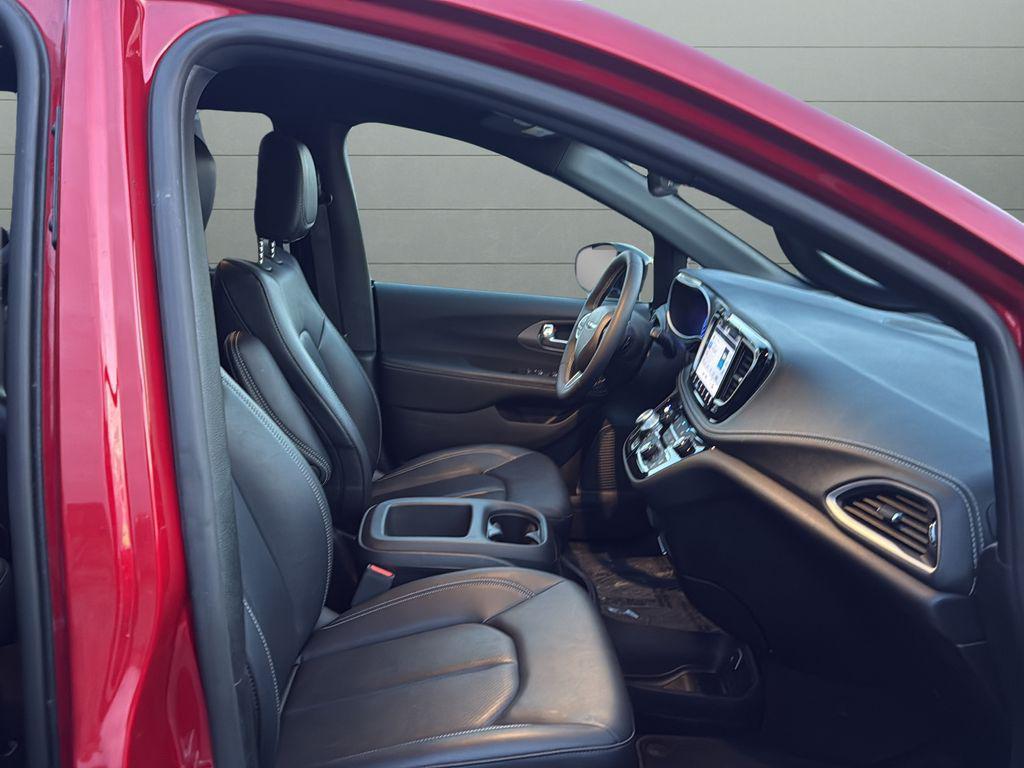 used 2025 Chrysler Pacifica car, priced at $37,998