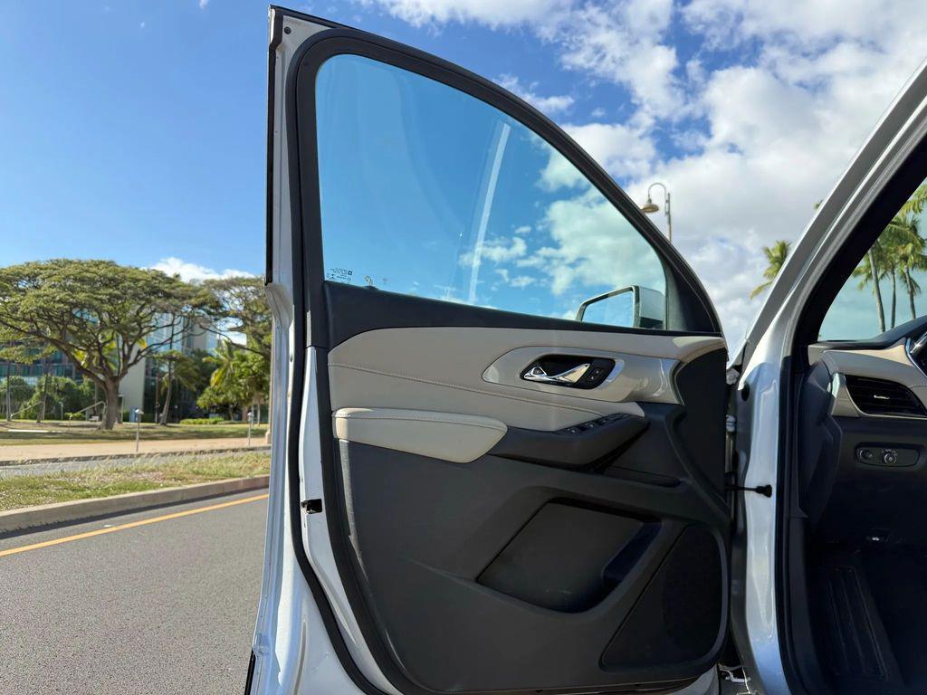 used 2022 Chevrolet Traverse car, priced at $27,995