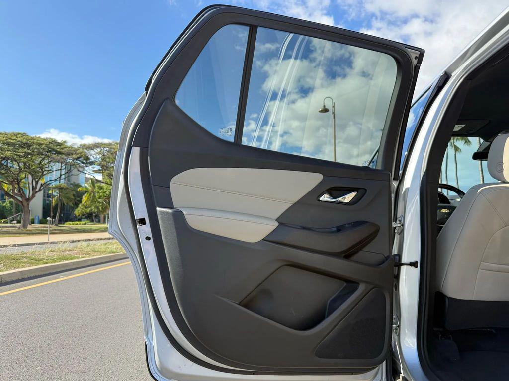 used 2022 Chevrolet Traverse car, priced at $27,995