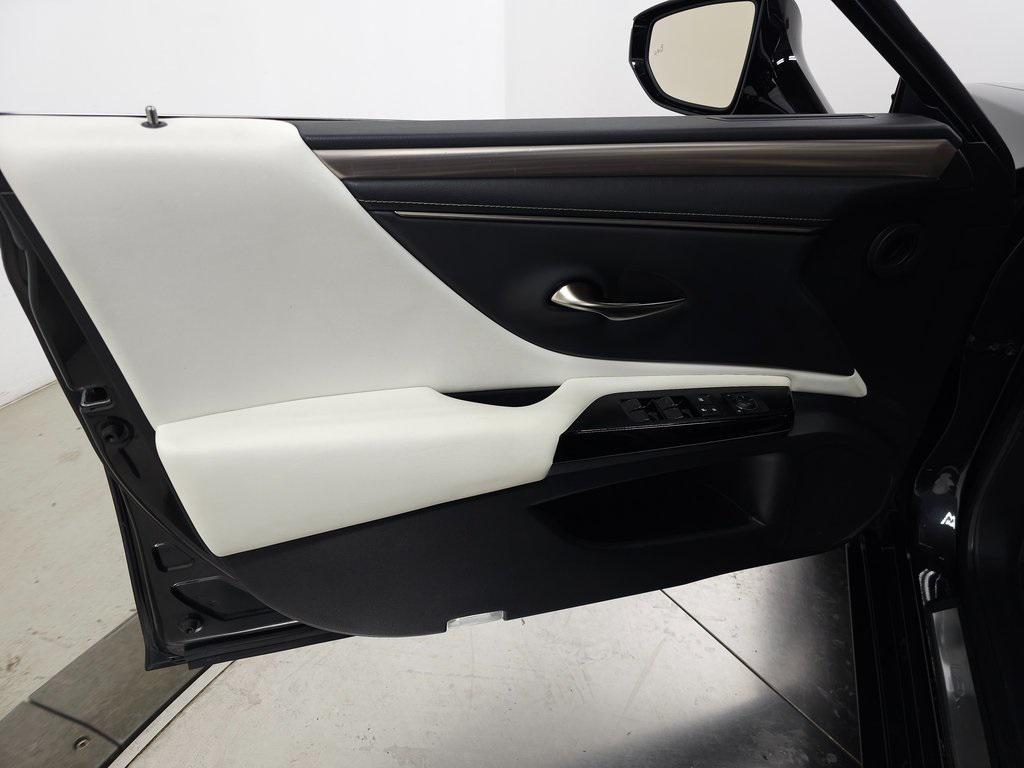 used 2022 Lexus ES 300h car, priced at $31,400