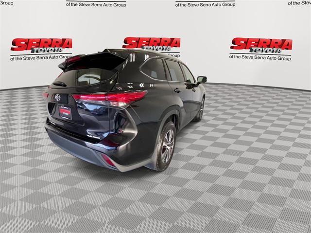 used 2022 Toyota Highlander car, priced at $32,426