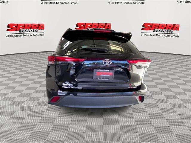 used 2022 Toyota Highlander car, priced at $32,426