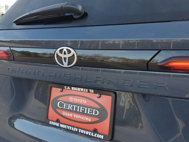 used 2025 Toyota Highlander car, priced at $42,899