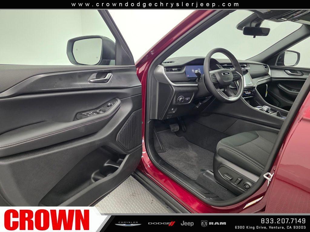 new 2025 Jeep Grand Cherokee car, priced at $32,808