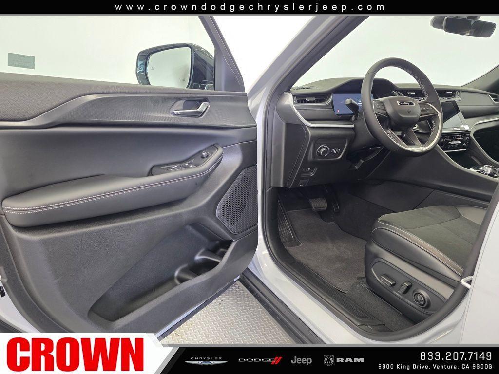 new 2025 Jeep Grand Cherokee car, priced at $42,570