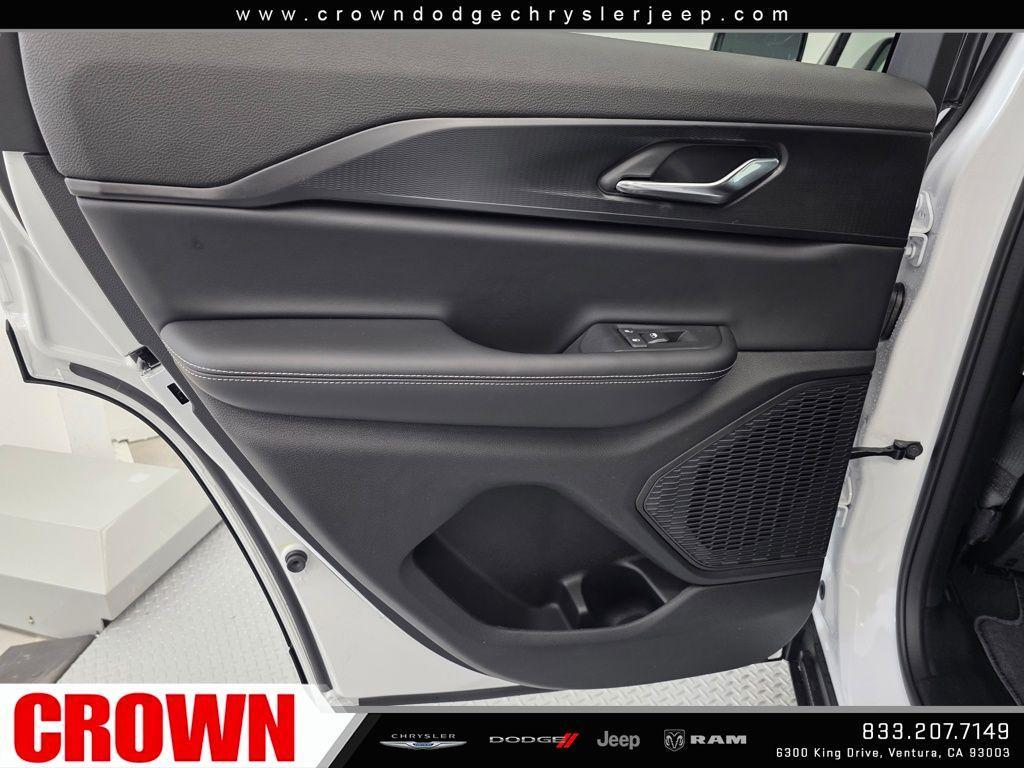 new 2025 Jeep Grand Cherokee car, priced at $42,046